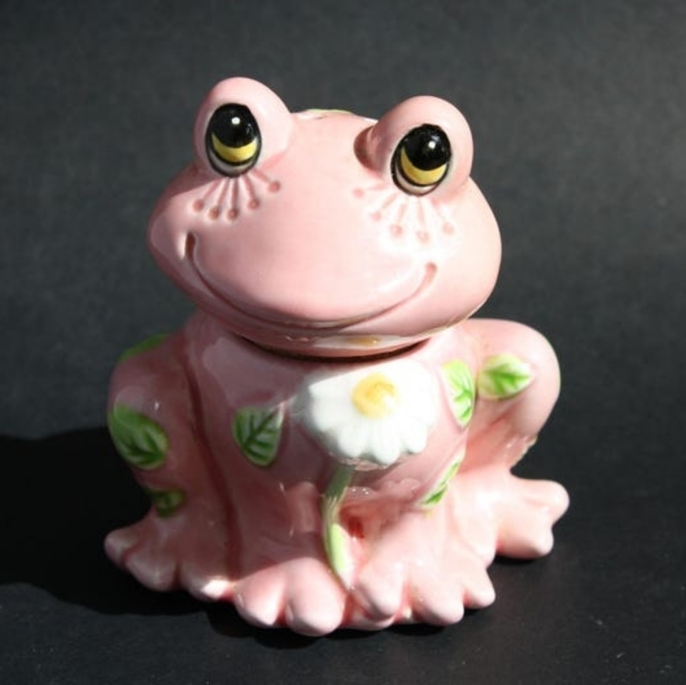 Adorable vintage Pink Frog Laundry Shaker Japan white daisies green leaves
